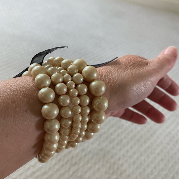NWOT Premier Designs five strand faux pearl stretch bracelet with black ribbon - Picture 4 of 6